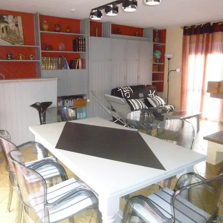 Pres Des Commerces Et Des Plages. Holiday home *