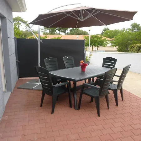 Pres Des Commerces Et Des Plages. Holiday home